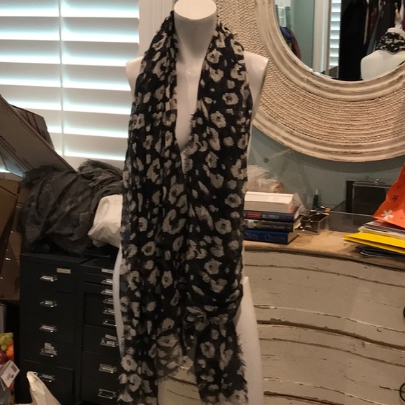 BRAND NEW WITH TAGS STUNNING WRAP SCARF 🧣 - Picture 2 of 2